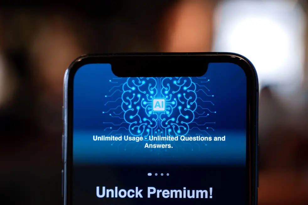 Smartphone-Bildschirm mit einer KI-Anwendung, die unbegrenzte Nutzung und Fragen anbietet, sowie der Option, auf Premium-Funktionen zuzugreifen.