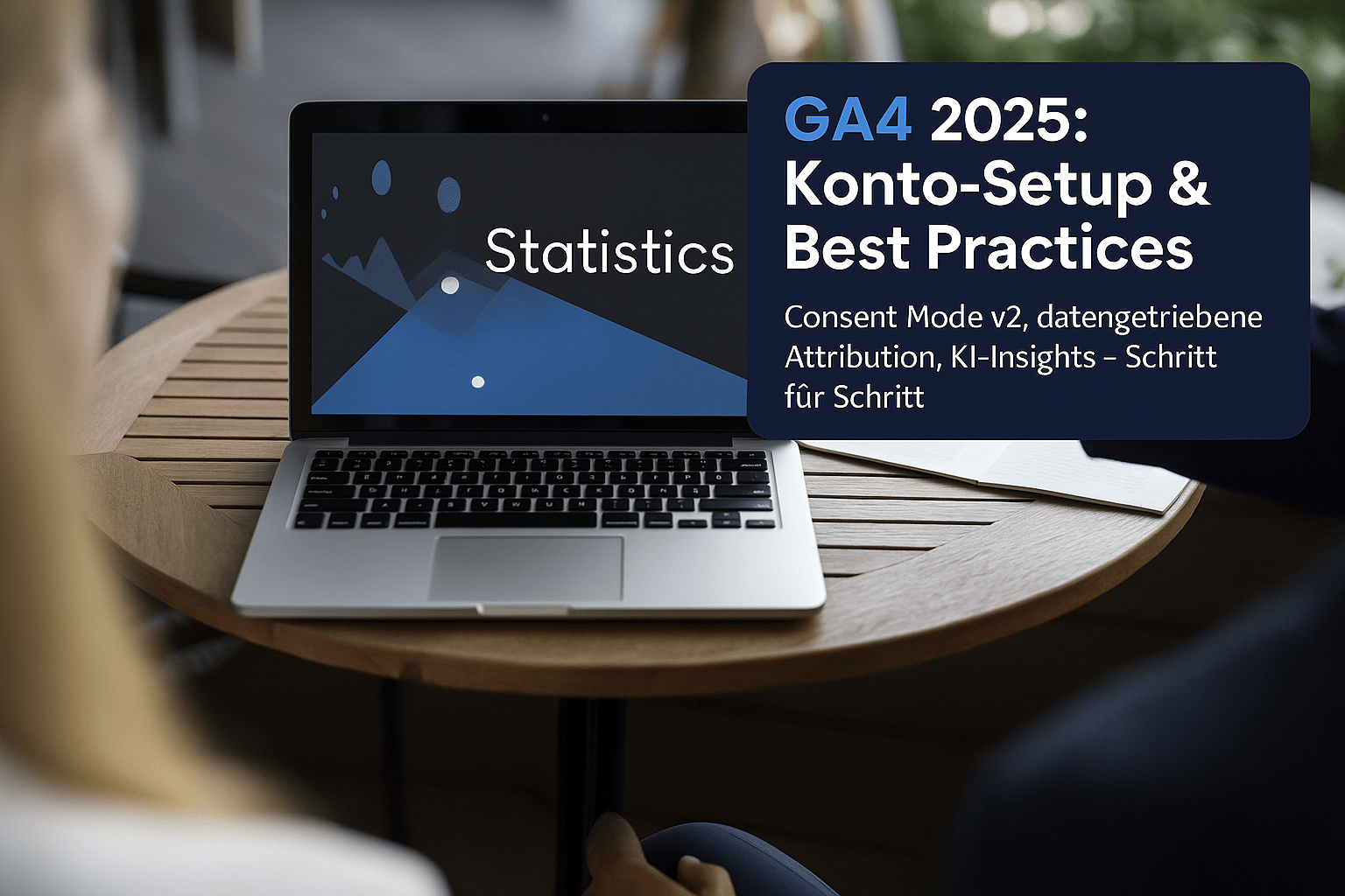 Laptop mit Bildschirmansicht zu Google Analytics 4, Titel: "GA4 2025: Konto-Setup & Best Practices", zeigt wichtige Punkte wie Consent Mode v2, datengetriebene Attribution und KI-Insights.
