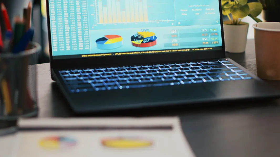 Laptop mit Google PageSpeed Insights-Dashboard, das Core Web Vitals-Metriken und Analysedaten zeigt, um die Webseitengeschwindigkeit zu optimieren. Im Vordergrund sind Diagramme und Grafiken, die Leistungskennzahlen darstellen, sowie eine Kaffeetasse und ein Behälter mit Schreibutensilien auf einem Schreibtisch sichtbar.