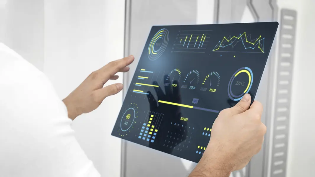 Modernes KI-gesteuertes Dashboard zur Performance-Analyse, das relevante Echtzeit-Daten, Grafiken und Metriken zur Optimierung von Arbeitsabläufen darstellt. Das interaktive Display zeigt unterschiedliche Analysen, einschließlich Zahlen und Diagramme, die zur Entscheidungsfindung in Marketing und Performance-Management beitragen. Die Benutzeroberfläche ist futuristisch gestaltet und ermöglicht eine intuitive Nutzerinteraktion.