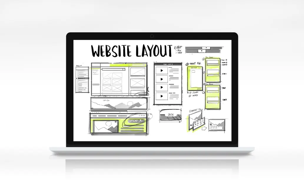Skizze eines Website-Layouts auf einem Laptop, zeigt verschiedene Abschnitte wie Navigation, Video-Player und Dateiauswahl, um die Struktur und Benutzeroberfläche einer Webanwendung darzustellen. Verwendung von Bleistiftzeichnungen und grünen Markierungen zur Hervorhebung wichtiger Elemente.