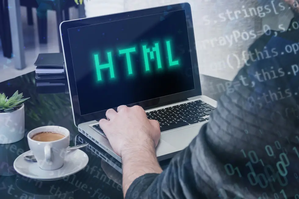 Eine Person arbeitet an einem Laptop, auf dessen Bildschirm das Wort "HTML" in leuchtenden Buchstaben angezeigt wird. Auf dem Tisch steht eine Tasse Kaffee neben einer kleinen Pflanze. Der Hintergrund ist mit digitalen Codes und Zahlen angereichert, die eine technische Atmosphäre schaffen, die den Kontext von Webentwicklung und Programmierung unterstreicht.