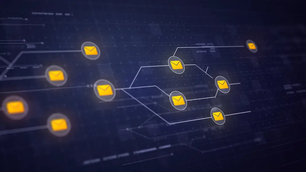 E-Mail-Automation Workflow mit Grafiken gelber Briefumschläge auf einem digitalen Hintergrund, der Verbindungen zwischen verschiedenen automatisierten E-Mail-Prozessen darstellt, ideal für die Darstellung von Marketing-Automatisierung und KI-gestützten Kommunikationsstrategien.