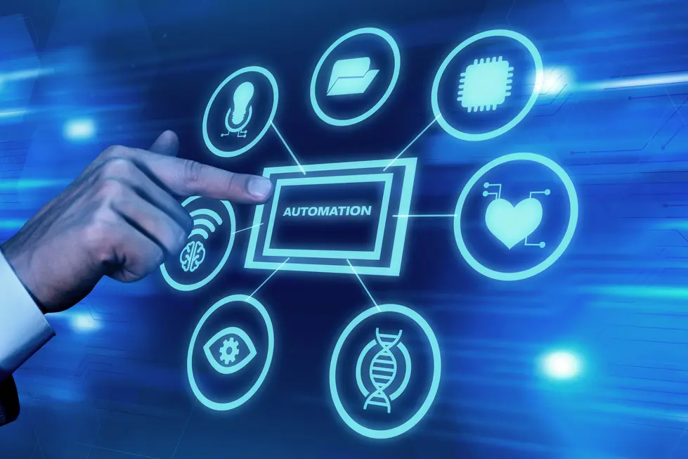 Hand, die auf ein digitales Steuerfeld mit dem Wort "AUTOMATION" zeigt, umgeben von Symbolen für verschiedene technologische Features wie Sprachsteuerung, KI, Datenverarbeitung, Gesundheitsanwendungen und Automatisierung, vor einem futuristischen blauen Hintergrund.