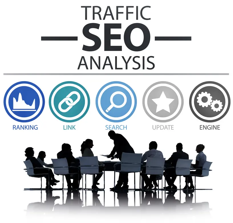 Bild von einem Team, das sich in einem Konferenzraum für eine SEO-Analyse berät. Unterhalb des Titels "TRAFFIC SEO ANALYSIS" sind fünf Icons zu sehen, die Themen wie Ranking, Links, Suche, Updates und Suchmaschinen repräsentieren. Silhouetten der Personen sitzen um einen Tisch und diskutieren strategische Aspekte der Suchmaschinenoptimierung.