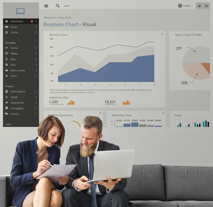 Zwei Personen arbeiten zusammen an einem Laptop, während sie in ein Dashboard für mobile SEO-Analysen schauen. Das Dashboard zeigt verschiedene Diagramme und Statistiken, einschließlich eines Geschäftscharts und anderer Leistungskennzahlen, die für die Smartphone-Nutzung optimiert sind. Die Personen scheinen eine Strategie zu entwickeln, basierend auf den dargestellten Daten und Erkenntnissen aus der Analyse.
