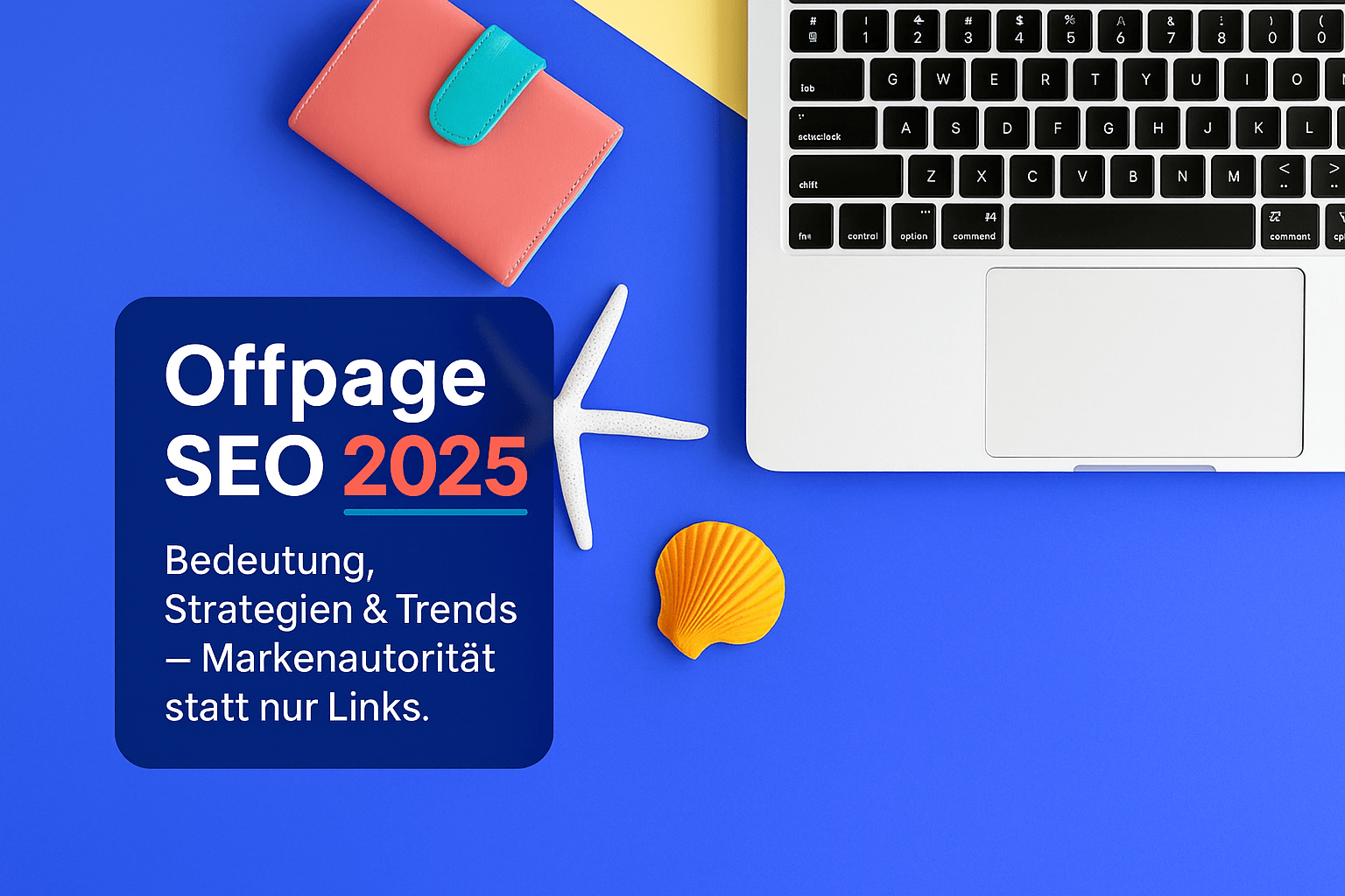 Offpage SEO 2025 Text mit Laptop, buntem Geldbeutel, Muschel und Seestern auf blauem Hintergrund, betont Markenautorität und aktuelle Trends im digitalen Marketing.