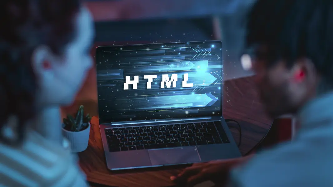 Zwei Personen sitzen an einem Tisch und schauen auf einen Laptop-Bildschirm, auf dem das Wort "HTML" in einer futuristischen Schriftart angezeigt wird. Im Hintergrund sind die Figuren unscharf, während leuchtende, digitale Linien und Pfeile den Bildschirm umgeben, was auf ein technologisches Thema hinweist. Ein kleiner Topf mit einer Pflanze steht ebenfalls auf dem Tisch.