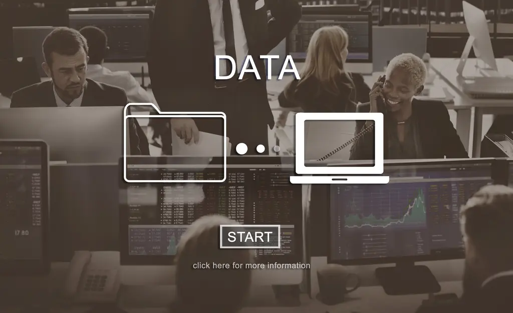 Visuelle Darstellung eines Büro-Settings mit mehreren Personen, die an Computerarbeitsplätzen arbeiten. Ein großer Bildschirm zeigt Finanzdaten und Diagramme. Der Text "DATA" ist prominent platziert, während ein Button mit "START" und der Hinweis "click here for more information" die Nutzerinteraktion fördert.