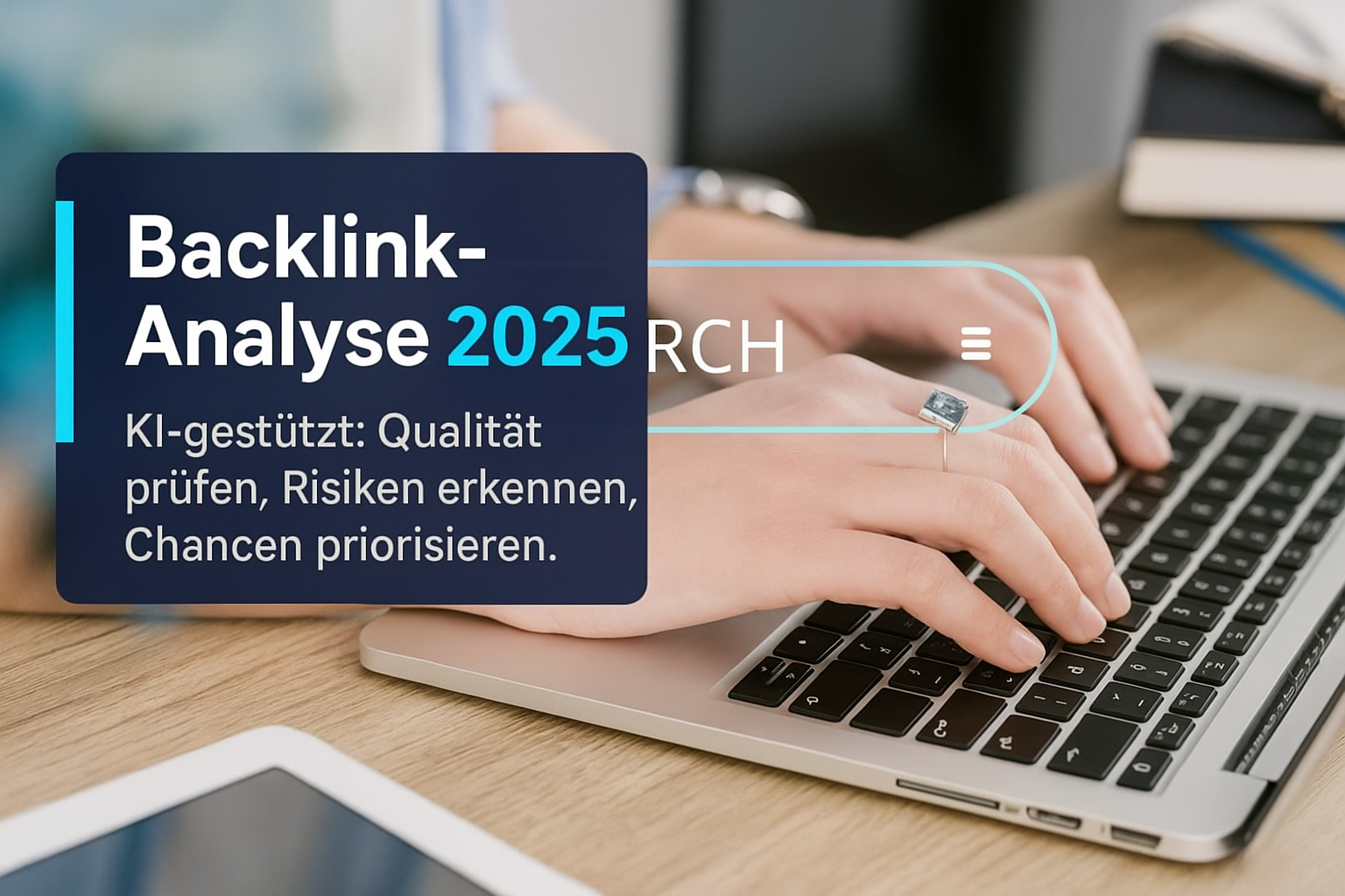 Hände auf einer Laptop-Tastatur, Textüberschrift "Backlink-Analyse 2025" mit Untertitel "KI-gestützt: Qualität prüfen, Risiken erkennen, Chancen priorisieren.