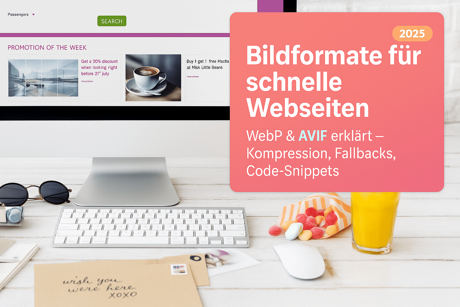Bildschirm mit Webseite, die Bildformate für schnelle Webseiten präsentiert, einschließlich einer Promotion, Kaffeetasse, und einem Arbeitsplatz mit Sonnenbrille und Tastatur, umgeben von Schreibwaren und einer Getränk mit Snacks.